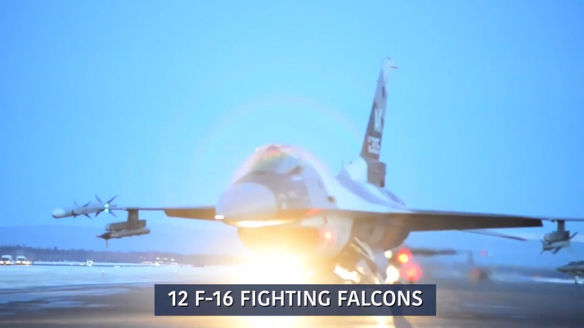 Tiêm kích F-35 và F-16 của Mỹ biểu diễn "voi đi bộ" trong thời tiết âm 40 độ C